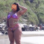 Morena sapeca mostrando a buceta na praia.