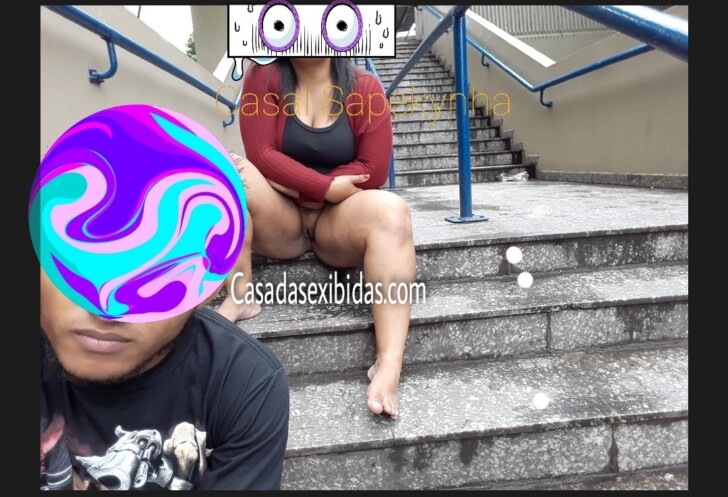 Selfie do marido mostrando a xana da esposa em público.