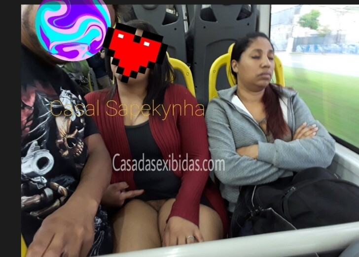 Foto amadora morena sapeca mostrando a buceta no onibus.