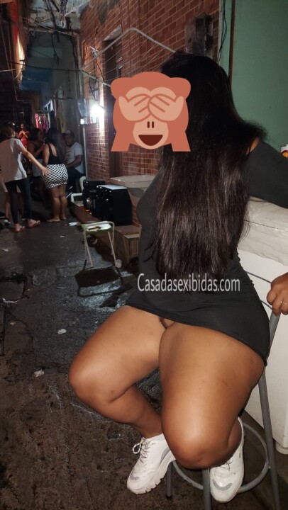 Esposa sem calcinha no barzinho.