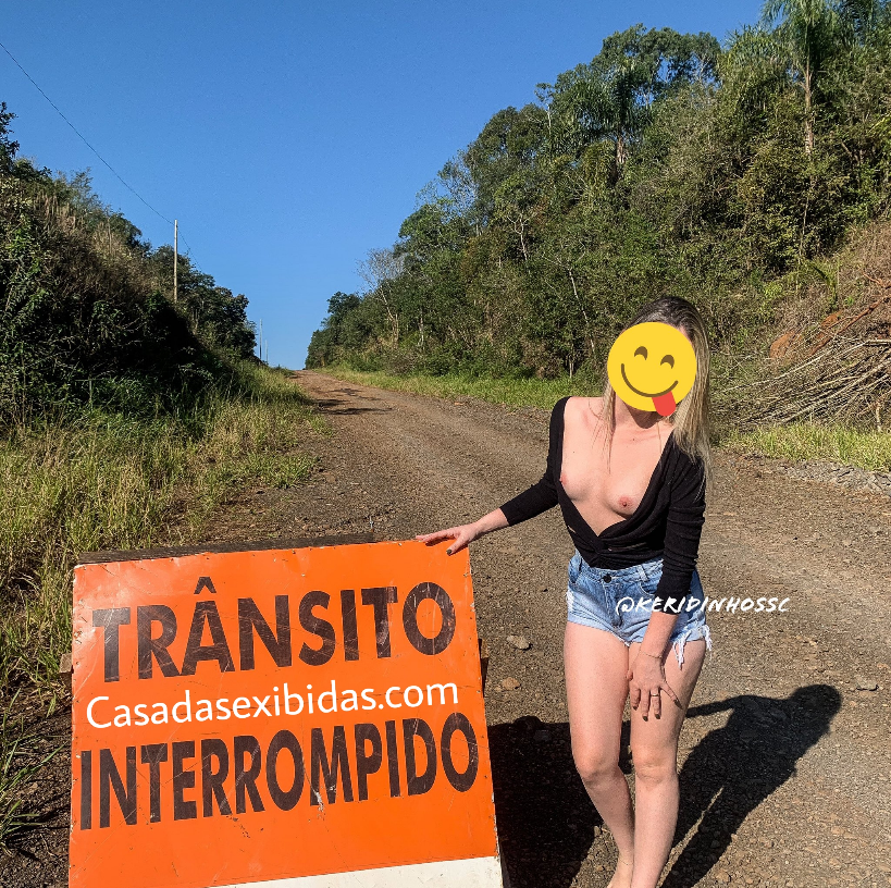 Exibindo o peitinho na estrada