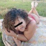 Gordinha exibida nua no parque