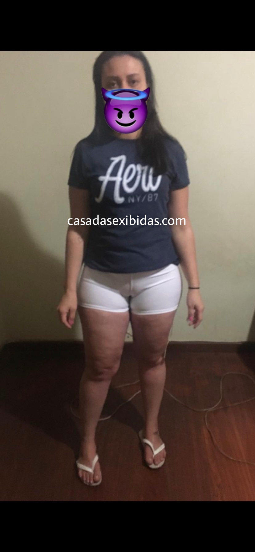 Corno exibindo a esposa puta de shortinho branco