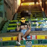 Casal ele mostra ela exibicionismo na rua pelada.
