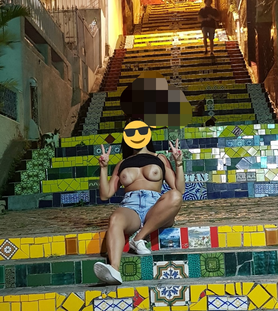 Casal ele mostra ela exibicionismo na rua pelada.