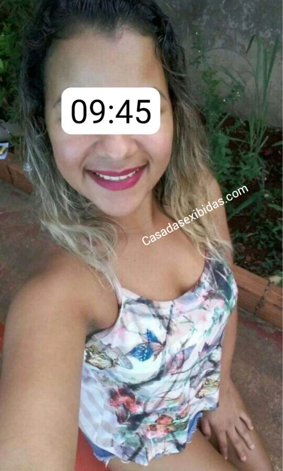 Selfie da Taís esposa safada sorrindo.