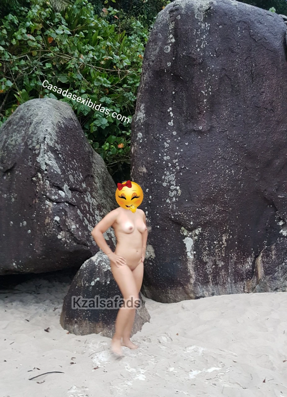 Casadinha exibida sem roupa na praia.