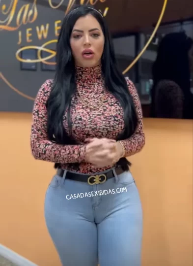 Flagra da vendedora gostosa com pata de camelo na calça jeans.