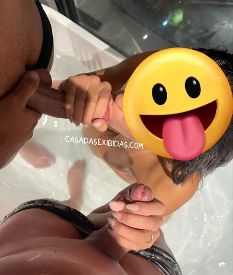 Menage com casada amadora deliciosa chupando duas picas.