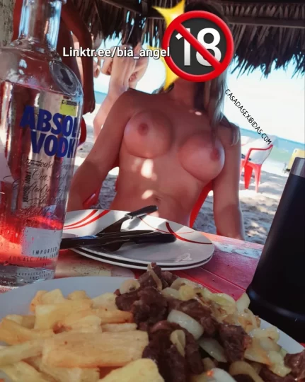 Exibicionismo da Bia Angel nua na praia.