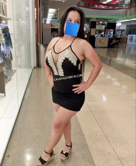 Fotos da casada exibida no shopping.
