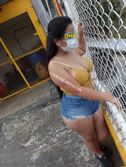 Baixinha casada exibicionista provocando.