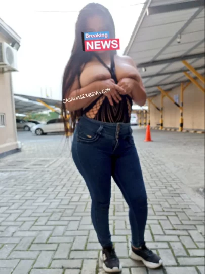 Casada peituda exibindo no estacionamento.