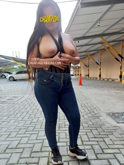 Exibicionismo da casada peituda gostosa.
