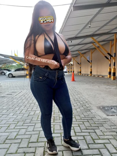 Esposa sexy peituda no estacionamento mostrando o peitão.