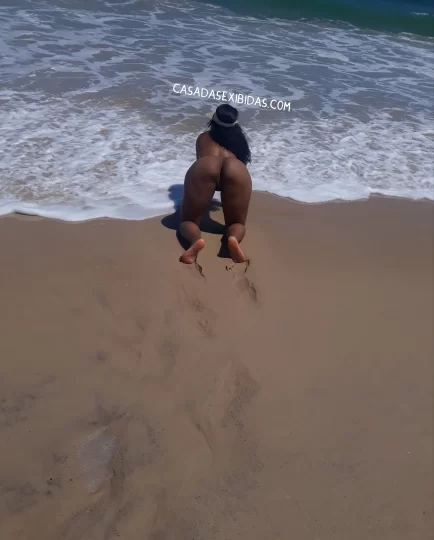 Hotwife exibicionista pelada na praia.