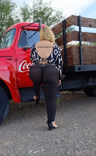 Fotos da coroa exibicionista de legging transparente.