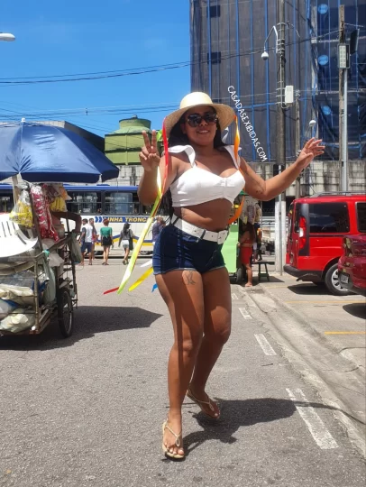 Morena exibicionista pelas ruas de Belém.