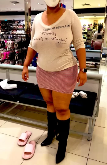 Casada exibicionista no shopping.