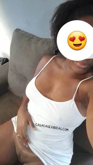Negra casada mostrando a bucetinha.