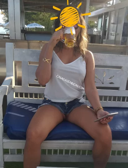Casada exibicionista mostrando fotos da pata de camelo.