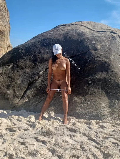 Topless da gostosa na praia peladinha.
