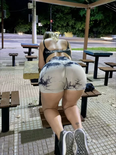 Loira rabuda gostosa exibicionismo na praça.