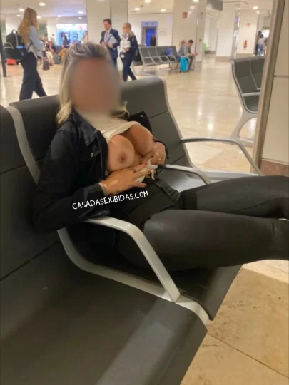Casada exibida mostrando o peitão no aeroporto.