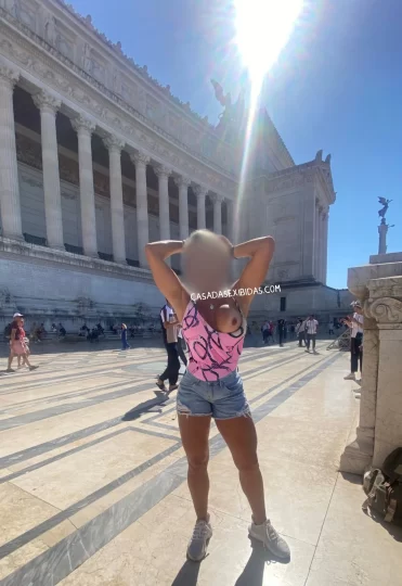 Hotwife exibicionista pelada na ruam
