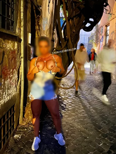 Exibicionismo da casada na rua mostrando os seios.