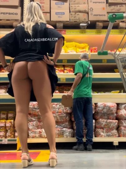 Esposa amadora exibindo o rabo jo supermercado.