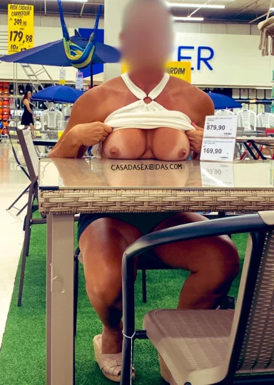 Puta exibicionista mostrando o peito na loja.