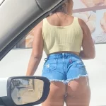 Esposa rabuda exibicionista nua.