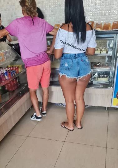 Exibicionismo da morena rabuda na padaria.