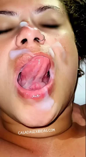 Gozada no rosto da esposa vagabunda.