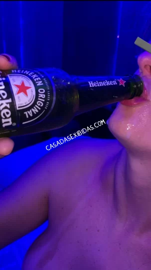 Esposa bebe porra e cerveja juntas nua.