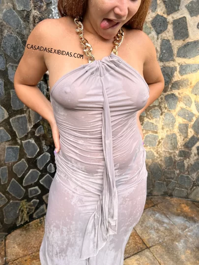 Lorena ruiva exibindo com roupa transparente.