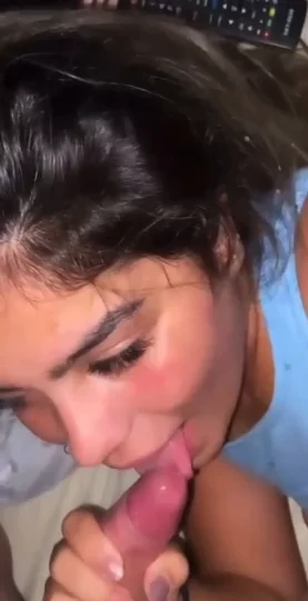 Gozada na cara da Emili Magnus pelada.