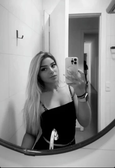 Loira novinha caiu na net nua.