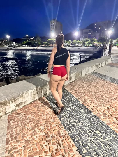 Mulher exibida na orla.