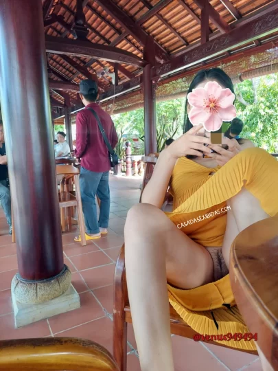 Exibicionismo amador da gostosa sem calcinha. 