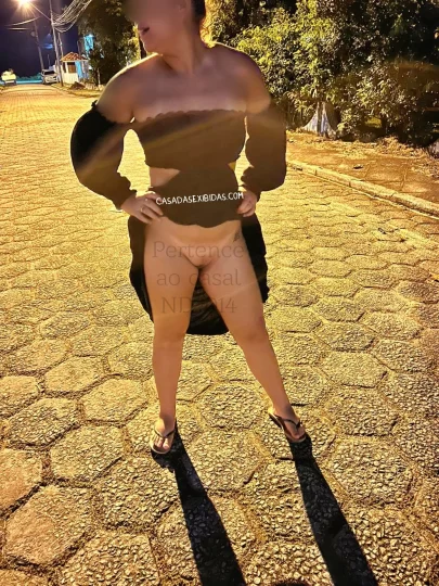 Exibicionismo na rua da branquinha gostosa.