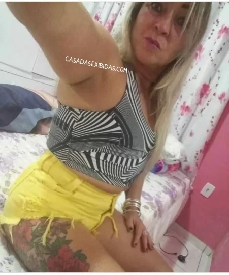 Coroa safada exibindo 