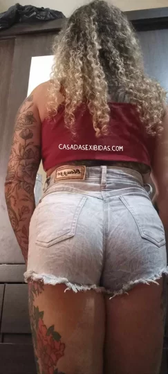 Coroa safada mostrando o rabo