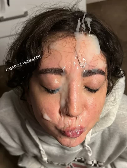 Gozada farta no rosto da branquinha vagabunda