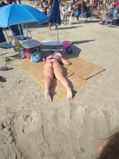 Gostosa exibida na praia biquíni fio dental 