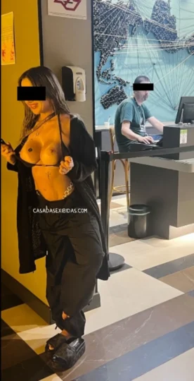 loira casada exibindo peitos