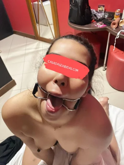 morena submissa nua