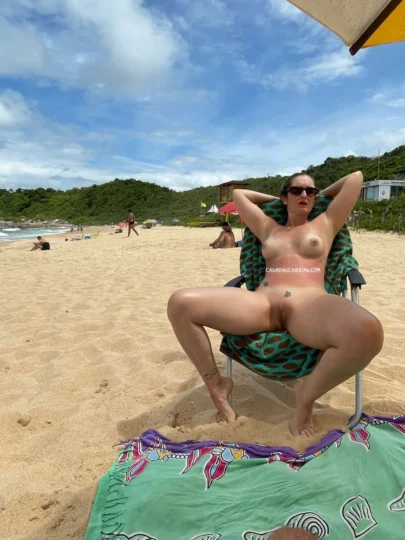 casada pelada na praia de nudismo