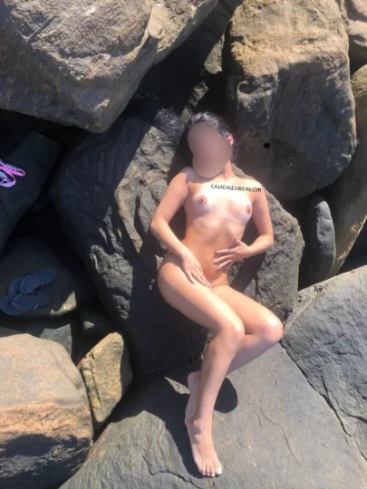 novinha casada pelada na praia